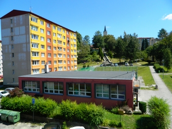 Výhled z jídelny a pokoje. - Prodej bytu 2+1 v osobním vlastnictví 61 m², Aš