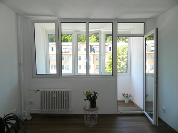 Vstup do lodžie. - Prodej bytu 2+1 v osobním vlastnictví 61 m², Aš