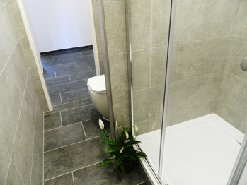 Koupelna a wc. - Prodej bytu 2+1 v osobním vlastnictví 61 m², Aš