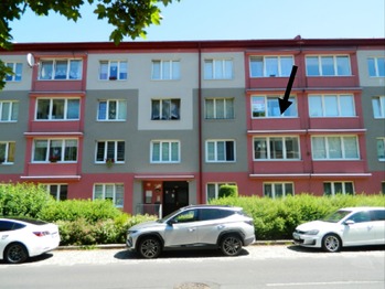 Pokoj s lodžií je orientován do ulice Hlavní. - Prodej bytu 2+1 v osobním vlastnictví 61 m², Aš 