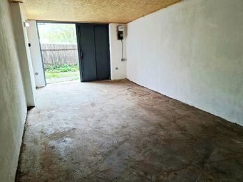 Záběr na vrata a jističe. - Prodej garáže 28 m², Cheb