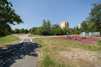 Prostorný byt 3+1 s lodžií a sklepem, 2x výtah – Praha 9, Černý Most Prodej útulného byt 3+1 se širokou lodžií a sklepní kójí v klidné lokalitě Prahy 9 – Černý Most, obklopený zelení a v dosahu vešker - Prodej bytu 3+1 v osobním vlastnictví 70 m², Praha 9 - Černý Most
