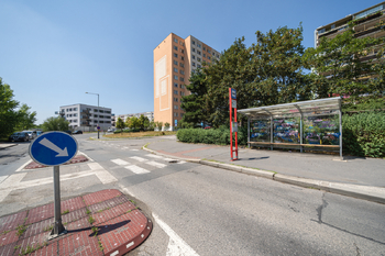 Prostorný byt 3+1 s lodžií a sklepem, 2x výtah – Praha 9, Černý Most Prodej útulného byt 3+1 se širokou lodžií a sklepní kójí v klidné lokalitě Prahy 9 – Černý Most, obklopený zelení a v dosahu vešker - Prodej bytu 3+1 v osobním vlastnictví 70 m², Praha 9 - Černý Most