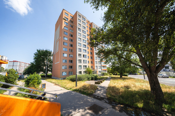 Prostorný byt 3+1 s lodžií a sklepem, 2x výtah – Praha 9, Černý Most Prodej útulného byt 3+1 se širokou lodžií a sklepní kójí v klidné lokalitě Prahy 9 – Černý Most, obklopený zelení a v dosahu vešker - Prodej bytu 3+1 v osobním vlastnictví 70 m², Praha 9 - Černý Most