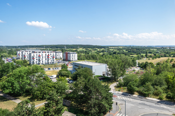 Prostorný byt 3+1 s lodžií a sklepem, 2x výtah – Praha 9, Černý Most Prodej útulného byt 3+1 se širokou lodžií a sklepní kójí v klidné lokalitě Prahy 9 – Černý Most, obklopený zelení a v dosahu vešker - Prodej bytu 3+1 v osobním vlastnictví 70 m², Praha 9 - Černý Most