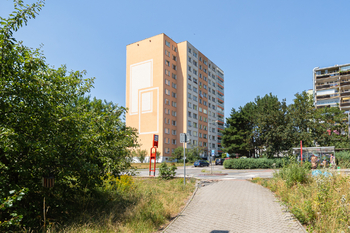 Prostorný byt 3+1 s lodžií a sklepem, 2x výtah – Praha 9, Černý Most Prodej útulného byt 3+1 se širokou lodžií a sklepní kójí v klidné lokalitě Prahy 9 – Černý Most, obklopený zelení a v dosahu vešker - Prodej bytu 3+1 v osobním vlastnictví 70 m², Praha 9 - Černý Most