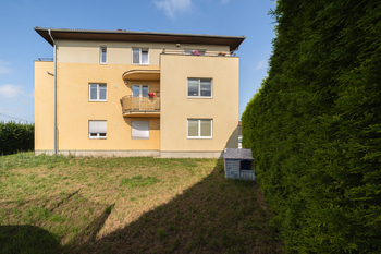 Prodej bytu 2+kk Praha 9 – Vinoř | Světlý byt v zeleni se společnou zahradou - Prodej bytu 2+kk v osobním vlastnictví 44 m², Praha 9 - Vinoř