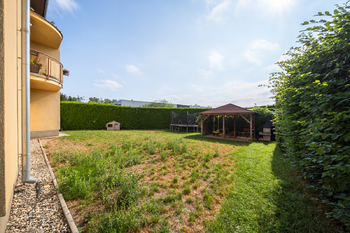 Prodej bytu 2+kk Praha 9 – Vinoř | Světlý byt v zeleni se společnou zahradou - Prodej bytu 2+kk v osobním vlastnictví 44 m², Praha 9 - Vinoř