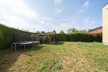 Prodej bytu 2+kk Praha 9 – Vinoř | Světlý byt v zeleni se společnou zahradou - Prodej bytu 2+kk v osobním vlastnictví 44 m², Praha 9 - Vinoř