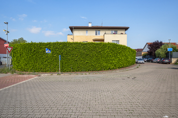 Prodej bytu 2+kk Praha 9 – Vinoř | Světlý byt v zeleni se společnou zahradou - Prodej bytu 2+kk v osobním vlastnictví 44 m², Praha 9 - Vinoř