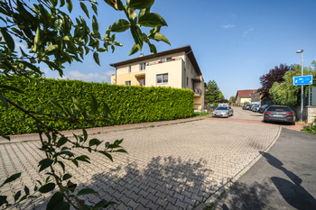 Prodej bytu 2+kk Praha 9 – Vinoř | Světlý byt v zeleni se společnou zahradou - Prodej bytu 2+kk v osobním vlastnictví 44 m², Praha 9 - Vinoř