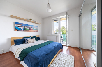 Prodej bytu 2+kk Praha 9 – Vinoř | Světlý byt v zeleni se společnou zahradou - Prodej bytu 2+kk v osobním vlastnictví 44 m², Praha 9 - Vinoř