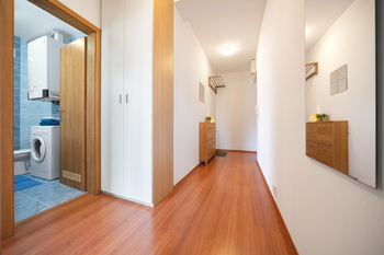 Prodej bytu 2+kk Praha 9 – Vinoř | Světlý byt v zeleni se společnou zahradou - Prodej bytu 2+kk v osobním vlastnictví 44 m², Praha 9 - Vinoř
