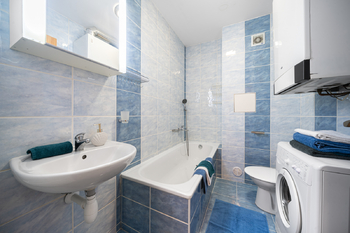 Prodej bytu 2+kk Praha 9 – Vinoř | Světlý byt v zeleni se společnou zahradou - Prodej bytu 2+kk v osobním vlastnictví 44 m², Praha 9 - Vinoř