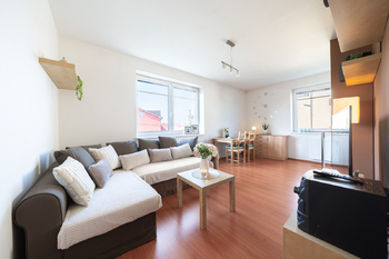 Prodej bytu 2+kk Praha 9 – Vinoř | Světlý byt v zeleni se společnou zahradou - Prodej bytu 2+kk v osobním vlastnictví 44 m², Praha 9 - Vinoř 