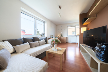 Prodej bytu 2+kk Praha 9 – Vinoř | Světlý byt v zeleni se společnou zahradou - Prodej bytu 2+kk v osobním vlastnictví 44 m², Praha 9 - Vinoř