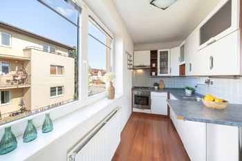 Prodej bytu 2+kk Praha 9 – Vinoř | Světlý byt v zeleni se společnou zahradou - Prodej bytu 2+kk v osobním vlastnictví 44 m², Praha 9 - Vinoř