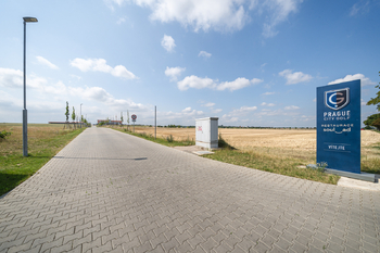 Prodej bytu 2+kk Praha 9 – Vinoř | Světlý byt v zeleni se společnou zahradou - Prodej bytu 2+kk v osobním vlastnictví 44 m², Praha 9 - Vinoř