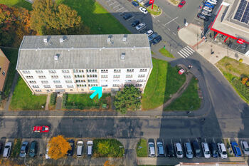 Pohled z dronu na dům - Prodej bytu 2+1 v osobním vlastnictví 55 m², Chodov