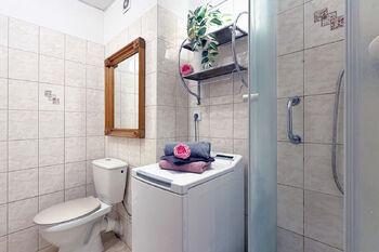 Koupelna s WC - Prodej bytu 2+1 v osobním vlastnictví 55 m², Chodov