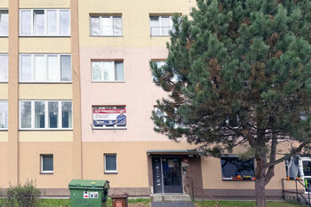Pohled na vchod domu - Prodej bytu 2+1 v osobním vlastnictví 55 m², Chodov