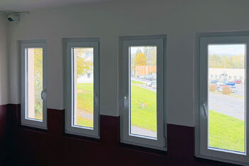 Pohled za dům - Prodej bytu 2+1 v osobním vlastnictví 55 m², Chodov