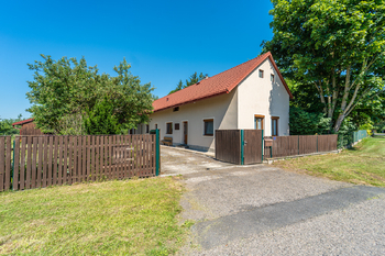 Pohled na chalupu od silnice - Prodej chaty / chalupy 96 m², Svatý Mikuláš