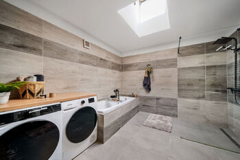 Koupelna 1.NP - Prodej domu 153 m², Zdounky