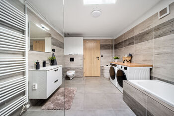 Koupelna 1.NP - Prodej domu 153 m², Zdounky