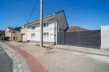Dům - pohled z ulice - Prodej domu 153 m², Zdounky