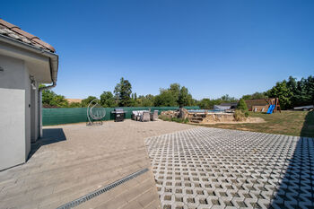 Pohled na dvůr/zahradu - Prodej domu 153 m², Zdounky