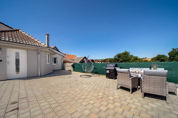 Pohled na dvůr/část domu - Prodej domu 153 m², Zdounky