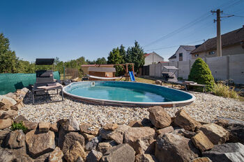 Pohled na bazén/zahradu - Prodej domu 153 m², Zdounky