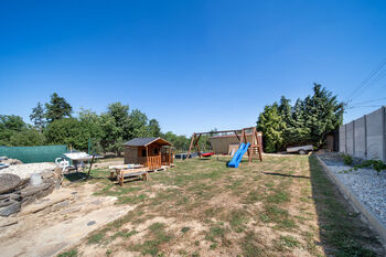 Pohled do zahrady - Prodej domu 153 m², Zdounky