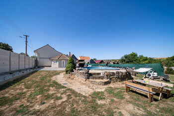 Pohled na bazén/zahradu - Prodej domu 153 m², Zdounky