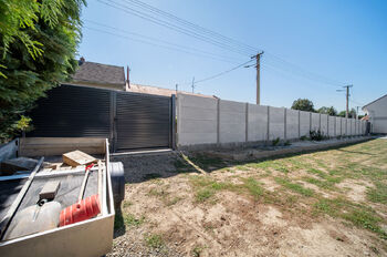 2.vstupní brána na pozemek - Prodej domu 153 m², Zdounky