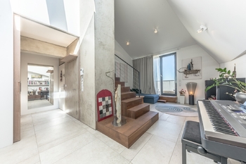 Obývací pokoj - Prodej bytu 2+kk v osobním vlastnictví 80 m², Praha 3 - Žižkov