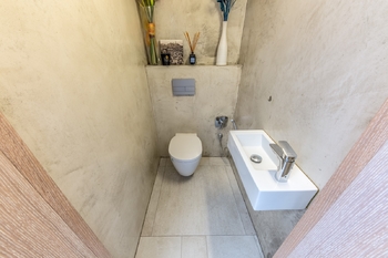 Toaleta v přízemí - Prodej bytu 2+kk v osobním vlastnictví 80 m², Praha 3 - Žižkov