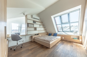 Ložnice - okna jsou opatřena žaluziemi - Prodej bytu 2+kk v osobním vlastnictví 80 m², Praha 3 - Žižkov