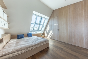 Z ložnice  je vstup do koupelny - Prodej bytu 2+kk v osobním vlastnictví 80 m², Praha 3 - Žižkov