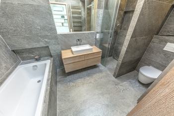 Koupelna v patře  - Prodej bytu 2+kk v osobním vlastnictví 80 m², Praha 3 - Žižkov