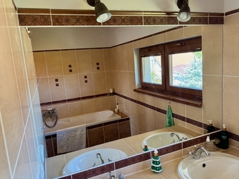 Koupelna 2NP - Prodej domu 149 m², Svojetice