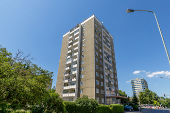 Pohled na dům - Prodej bytu 1+1 v osobním vlastnictví 47 m², Praha 10 - Malešice