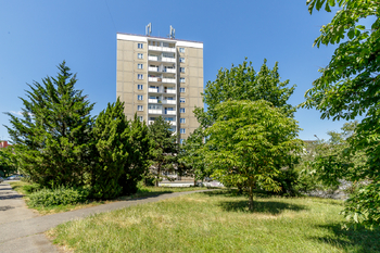 Pohled na dům - Prodej bytu 1+1 v osobním vlastnictví 47 m², Praha 10 - Malešice