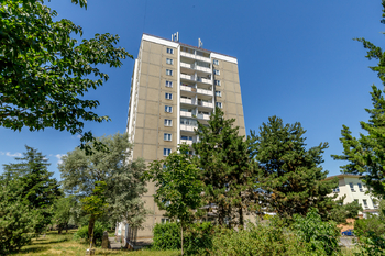 Pohled na dům - Prodej bytu 1+1 v osobním vlastnictví 47 m², Praha 10 - Malešice