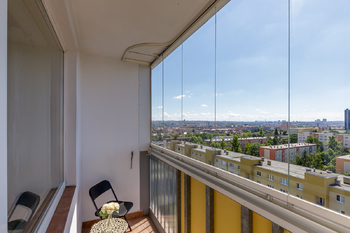 Lodžie u obývacího pokoje - Prodej bytu 1+1 v osobním vlastnictví 47 m², Praha 10 - Malešice