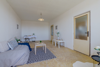 Obývací pokoj / ložnice - Prodej bytu 1+1 v osobním vlastnictví 47 m², Praha 10 - Malešice