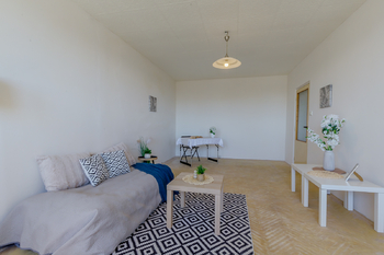 Obývací pokoj / ložnice - Prodej bytu 1+1 v osobním vlastnictví 47 m², Praha 10 - Malešice