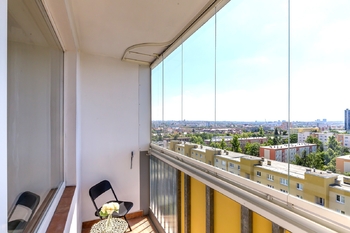 Lodžie u obývacího pokoje - Prodej bytu 1+1 v osobním vlastnictví 47 m², Praha 10 - Malešice