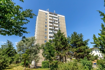 Pohled na dům - Prodej bytu 1+1 v osobním vlastnictví 47 m², Praha 10 - Malešice